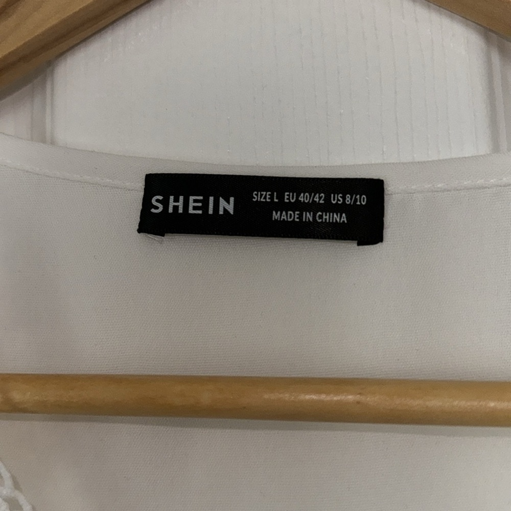 SHEIN LUNE Contrast Guipure Lace V-Neck Blouse - Picture 4 of 5
